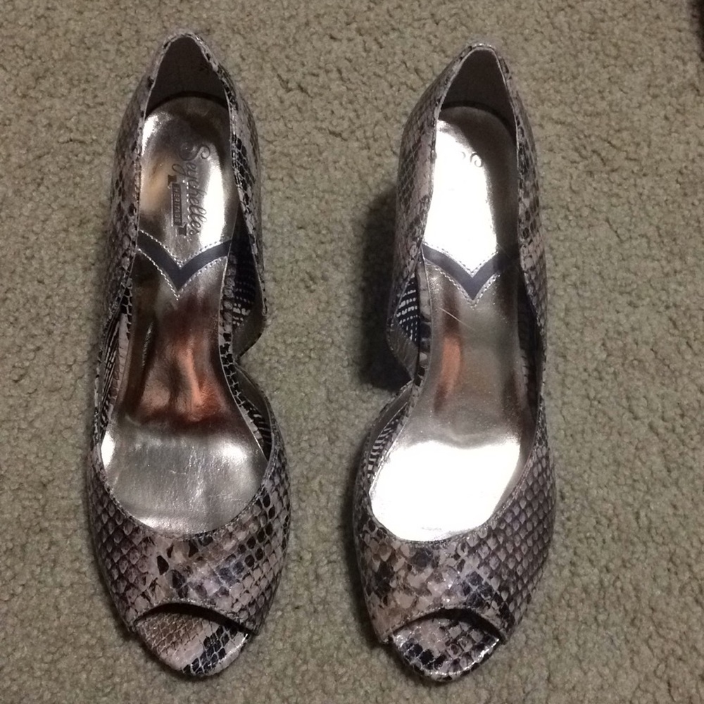Beautiful snake-like pumps - Anthropology